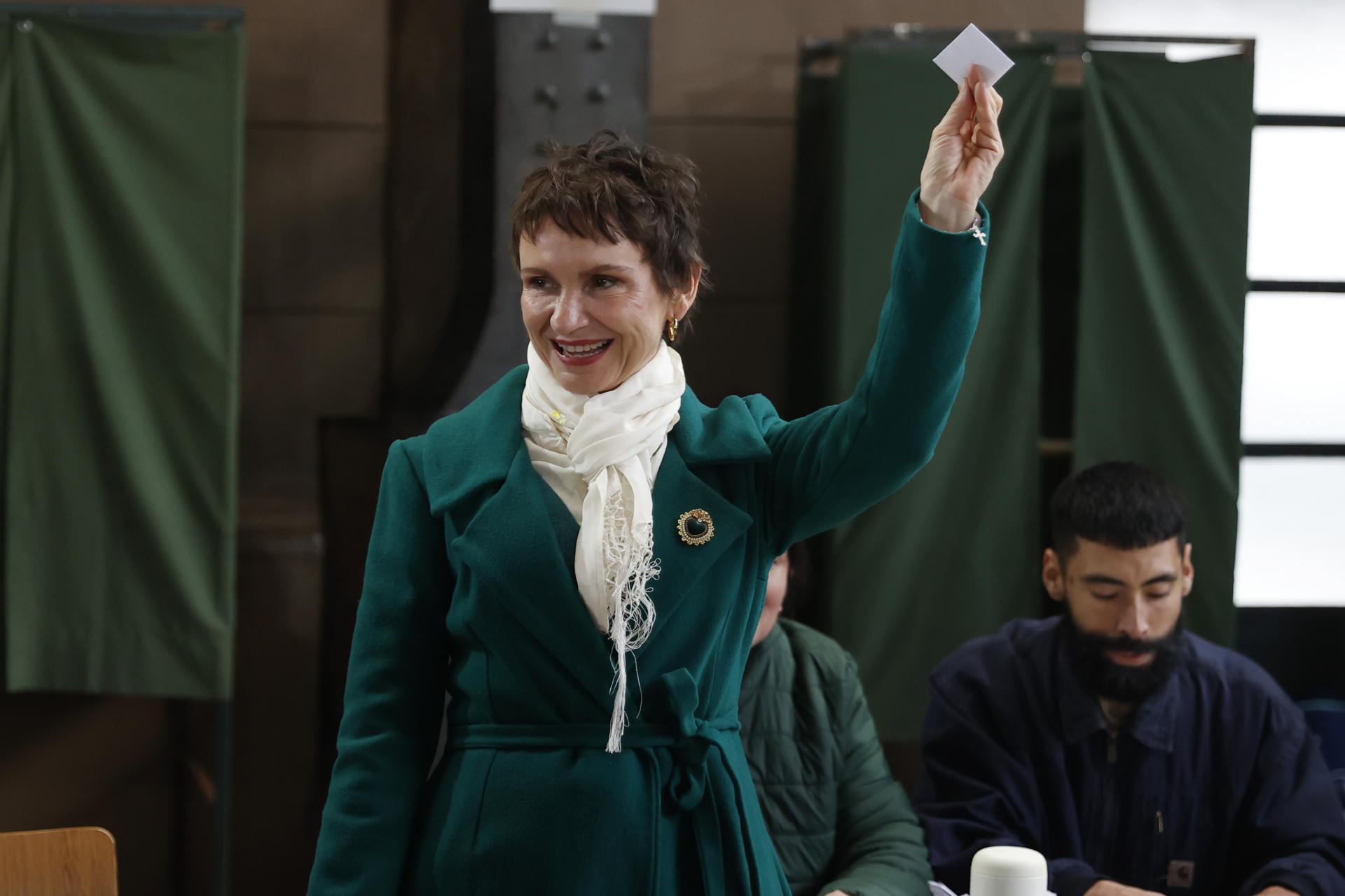 La candidata socialdemócrata Carolina Tohá muestra su voto durante las primarias presidenciales este domingo, en Santiago (Chile). EFE/ Elvis González