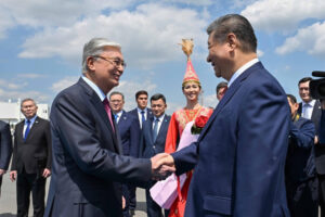 El presidente chino, Xi Jinping (d), es recibido por su homólogo kazajo, Kasim-Yomart Tokáyev, a su llegada este lunes a Kazajistán, donde ha viajado para participar en la II Cumbre China-Asia Central. EFE/ Presidencia de Kazajistán/SOLO USO EDITORIAL/SOLO DISPONIBLE PARA ILUSTRAR LA NOTICIA QUE ACOMPAÑA (CRÉDITO OBLIGATORIO)