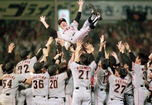 Fotografía de archivo de Shigeo Nagashima, entrenador de los Gigantes, en momento en que es levantado después de ganar el campeonato de la Liga Central en Nagoya, centro de Japón, el 8 de octubre de 1994. La leyenda del béisbol japonés en los años 60 y 70 del siglo pasado, falleció este 3 de junio a causa de una neumonía a la edad de 89 años.EFE/EPA/JIJI PRESS JAPÓN
