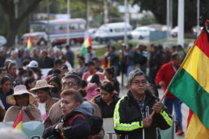 Personas participan en una protesta exigiendo justicia por la muerte de dos policías en enfrentamientos con simpatizantes de Evo Morales este miércoles. EFE/ Luis Gandarillas