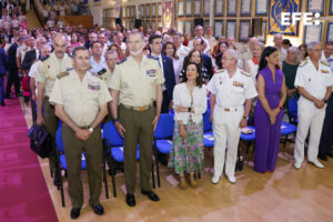 El rey Felipe VI (2i), acompañado por la ministra de Defensa Margarita Robles (3i) y el general Amador Enseñat (i), entre otras autoridades militares, preside la entrega de la 60 edición de los Premios Ejército de Tierra. EFE/Ministerio de Defensa/Rubén Somonte