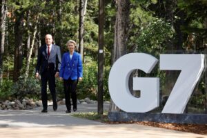 La presidenta de la Comisión Europea, Ursula von der Leyen, junto a su esposo. EFE/Ludovic Marin