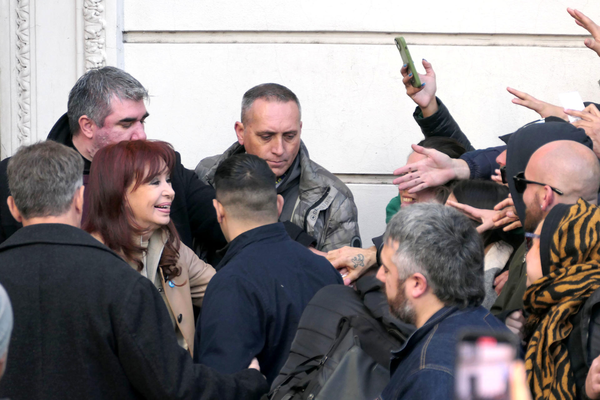 La expresidenta argentina Cristina Fernández (i) saluda a sus seguidores este martes, en Buenos Aires (Argentina). EFE/ Enrique Garcia Medina