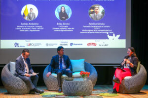 La representante de la Organización de las Naciones Unidas para la Alimentación y la Agricultura (FAO) en Ecuador, Erika Zárate (d), habla en el Foro Lácteo Ecuador 2025 este miércoles en Quito (Ecuador). EFE/ José Jácome