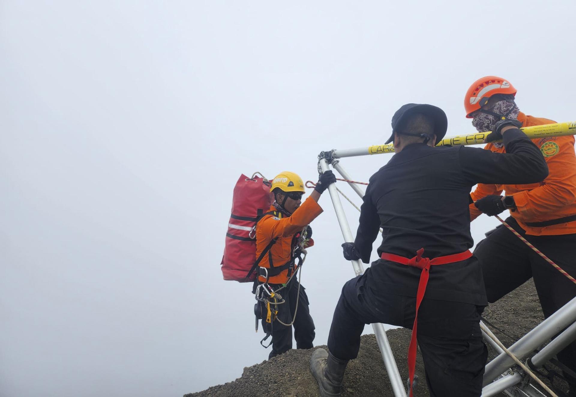 LOMBOK (Indonesia), 24/06/2025.- A handout photo made available by Indonesia’s Search and Rescue Agency (BASARNAS) shows rescuers preparing for a rescue operation for a Brazilian tourist who fell while hiking on Mount Rinjani, Lombok Island, West Nusa Tenggara Province, Indonesia, 24 June 2025. The tourist, identified by relatives and media reports as Juliana Marins, 26, went missing on 21 June while hiking on the mountain, located on Lombok Island near Bali. (Brasil) EFE/EPA/BASARNAS HANDOUT HANDOUT, EDITORIAL USE ONLY, NO SALES, BEST QUALITY AVAILABLEHANDOUT EDITORIAL USE ONLY/NO SALES