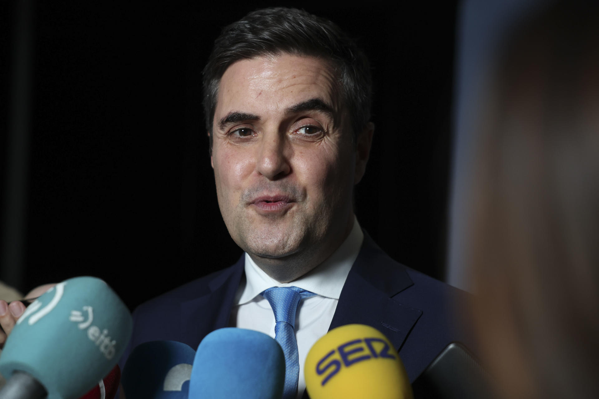 Imagen de archivo de Mikel Jauregi Letemendia, Consejero de Industria, Transición Energética y Sostenibilidad donde anuncia  que el consorcio vasco liderado por Sidenor, y del que forman parte el Gobierno Vasco y las fundaciones Vital y BBK, ha alcanzado un principio de acuerdo con la sociedad Pegaso de un 29,7682 % de Talgo, tras subir el precio de 4,80 euros de su oferta inicial a 5 euros por acción. EFE/Luis Tejido