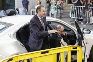 El exministro de Transportes José Luis Ábalos, a su llegada al Tribunal Supremo en Madrid, este lunes. El juez del Tribunal Supremo Leopoldo Puente interroga este lunes al exministro de Transportes José Luis Ábalos y a quien fuese su más estrecho asesor, Koldo García, tras el avance de su investigación, que ha escalado ya al presunto reparto de mordidas por posibles adjudicaciones irregulares de obra pública. EFE/ Chema Moya