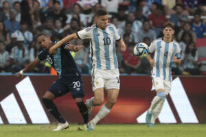 Fotografía de archivo del 23 de mayo de 2023 del jugador argentino Valentín Carboni (d) que disputa el Mundial de Clubes con el Inter de Milán. EFE/ Juan Ignacio Roncoroni