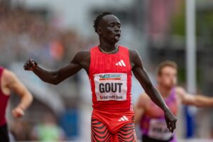 El australiano Gout Gout, de sólo 17 años, en la final de los 200 metros de la reunión de Ostrava (República Checa). EFE/EPA/MARTIN DIVISEK