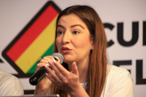 La representante de la plataforma Ríos de Pie, Jhanisse Vaca Daza, habla durante una rueda de prensa este 17 de junio de 2025, en La Paz (Bolivia). EFE/ Gabriel Márquez