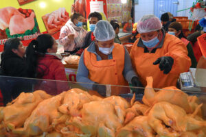 Personas venden pollo este miércoles, en La Paz (Bolivia). EFE/ Gabriel Márquez