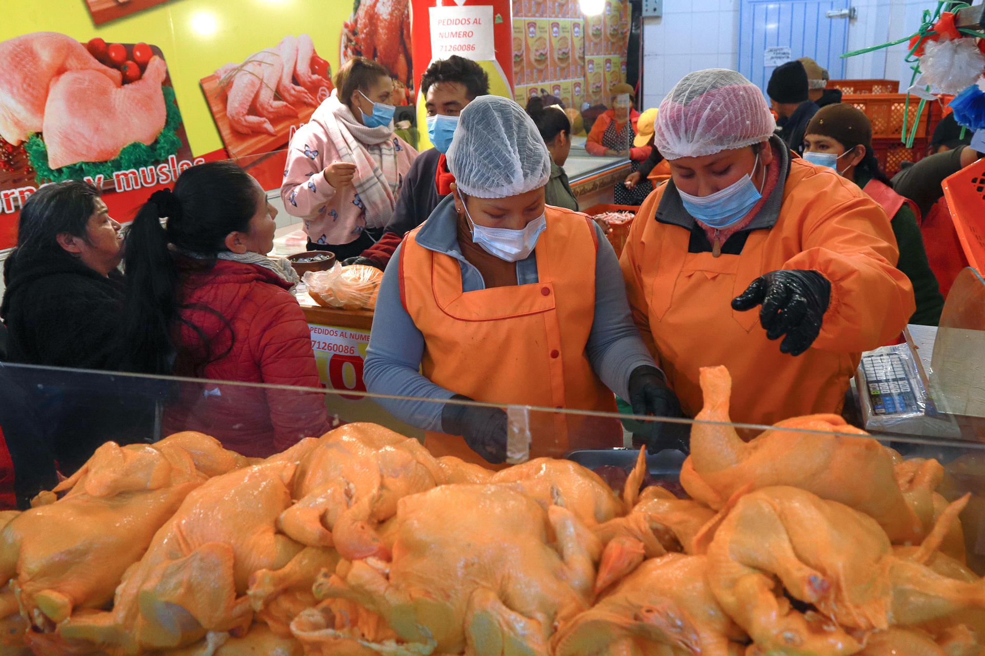 Personas venden pollo este miércoles, en La Paz (Bolivia). EFE/ Gabriel Márquez