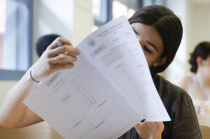 Una estudiante ojea el examen mientras se enfrenta a la Prueba de Acceso a la Universidad (PAU) en la Universidad Complutense de Madrid este martes. EFE/ Juan Carlos Hidalgo