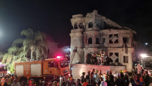 Integrantes de equipos de emergencia, bomberos y policía, trabajan en el área donde un proyectil iraní impactó provocando el derrumbe de un edificio de cuatro plantas en la madrugada de este domingo en Jerusalén (Israel). EFE/Magen David Adom/MÁXIMA CALIDAD DISPONIBLE