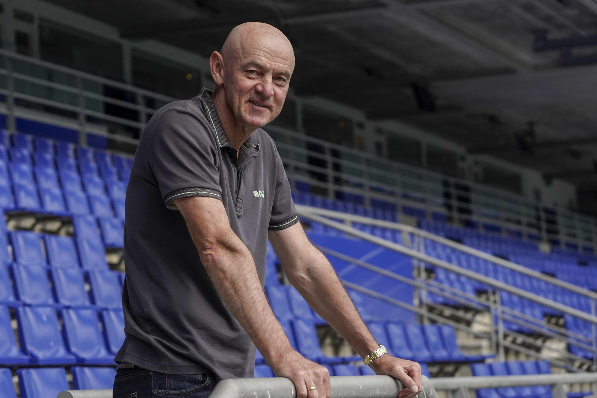 El excapitán y exjugador del Real Oviedo, Viktor Onopko, actual segundo entrenador de Rusia durante el último entrenamiento del equipo en el Estadio Carlos Tartiere en Oviedo, de cara al partido de vuelta de la final del play-off ante el Mirandés. EFE/Paco Paredes