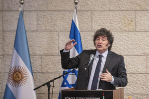 El presidente argentino, Javier Milei, da un discurso en el marco de su visita a la Universidad Hebrea de Jerusalén, este jueves, en la última jornada de su visita oficial de tres días al país. EFE/ Magda Gibelli