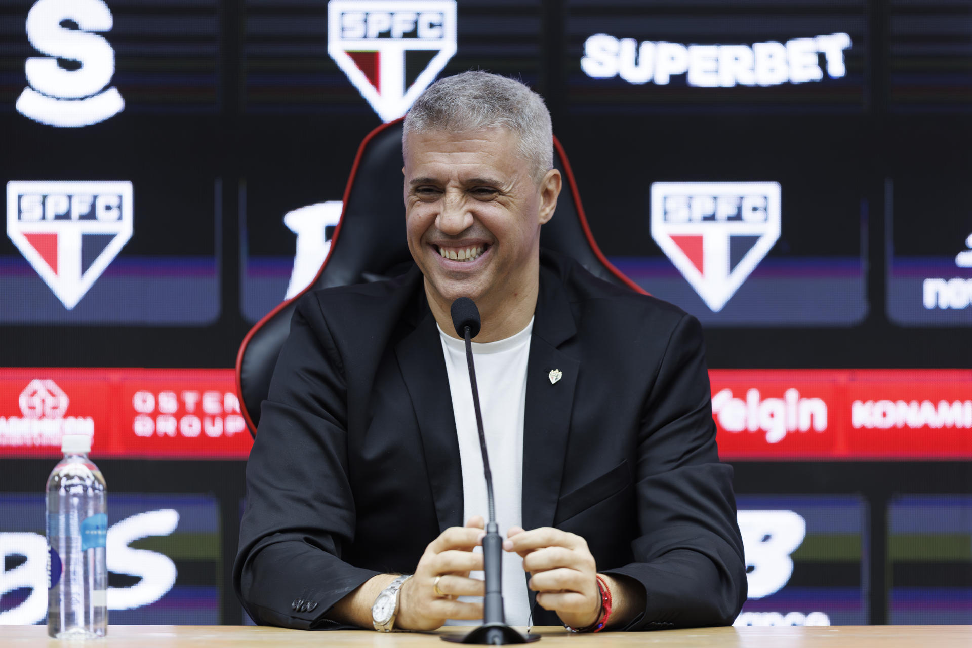 El técnico argentino Hernán Crespo habla en su presentación como entrenador del São Paulo. EFE/Isaac Fontana