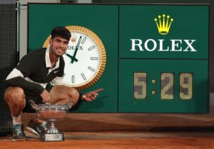 Carlos Alcaraz celebra la victoria en Roland Garros en Paris, Francia.EFE/EPA/MOHAMMED BADRA