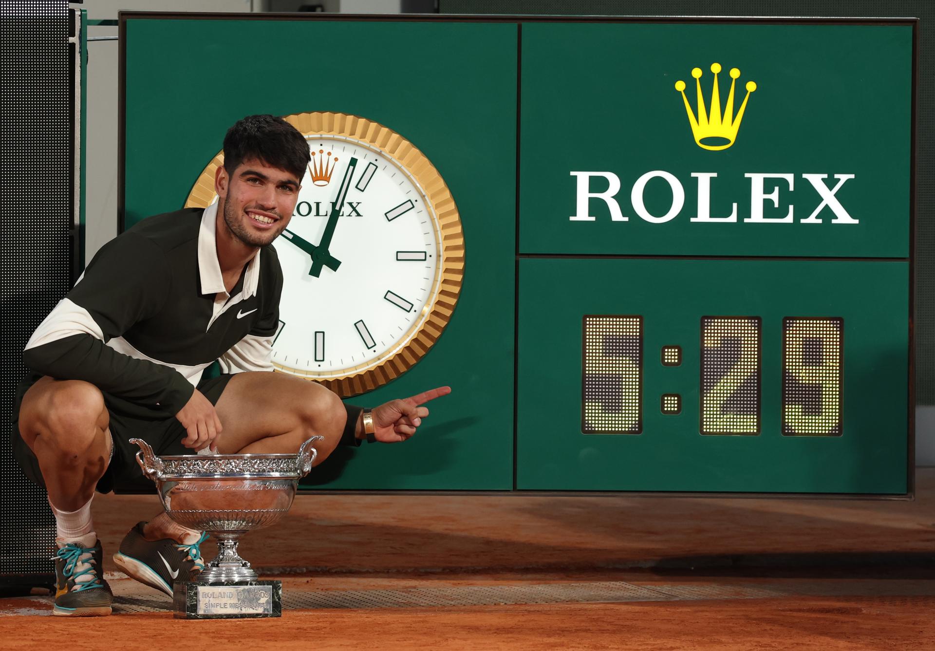 Carlos Alcaraz celebra la victoria en Roland Garros en Paris, Francia.EFE/EPA/MOHAMMED BADRA