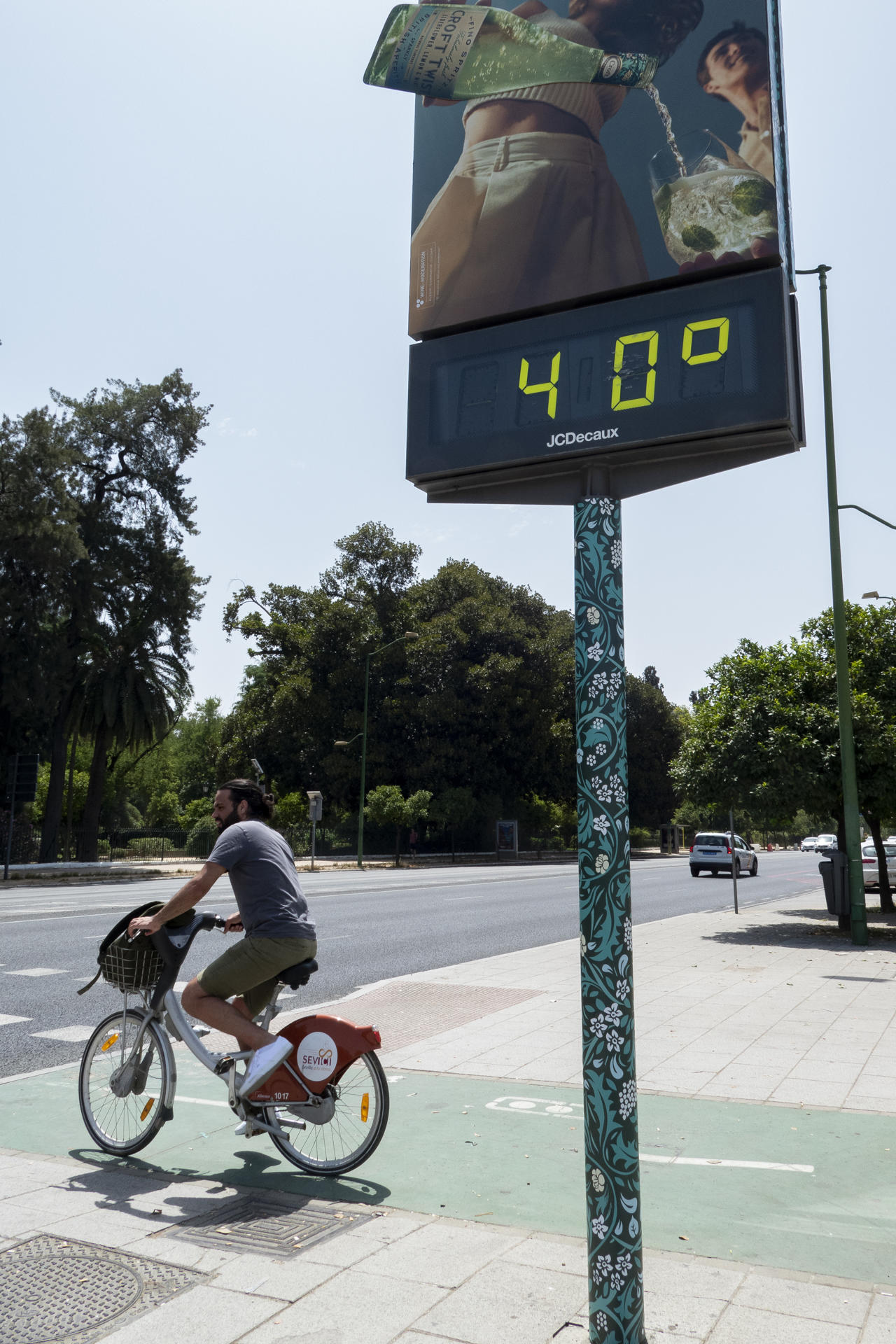 Un termómetro marca los 40º C este sábado en Sevilla. El verano ha comenzado a las 04.42 horas y lo hace con calor intenso, de más de 40 grados en puntos del sur peninsular, aunque en el Cantábrico va a la baja, en el comienzo de un cambio de tiempo por el acercamiento, este domingo, de una dana que dejará máximas ligeramente más bajas. EFE/ David Arjona