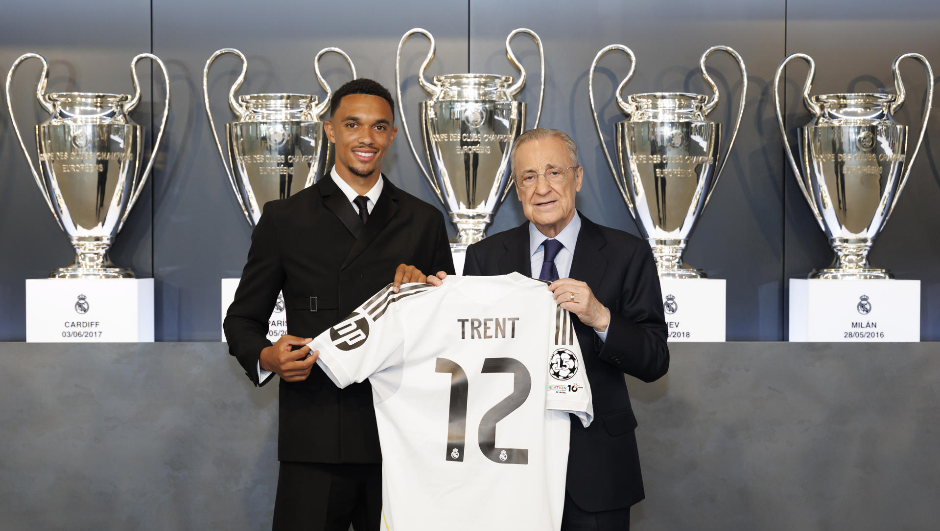El futbolista inglés Trent Alexander-Arnold (i) posa con la camiseta con el dorsal 12 que lucirá como nuevo jugador del Real Madrid, acompañado del presidente del club, Florentino Pérez, durante su presentación. EFE/ Real Madrid/ Pedro Castillo // SOLO USO EDITORIAL/SOLO DISPONIBLE PARA ILUSTRAR LA NOTICIA QUE ACOMPAÑA (CRÉDITO OBLIGATORIO)