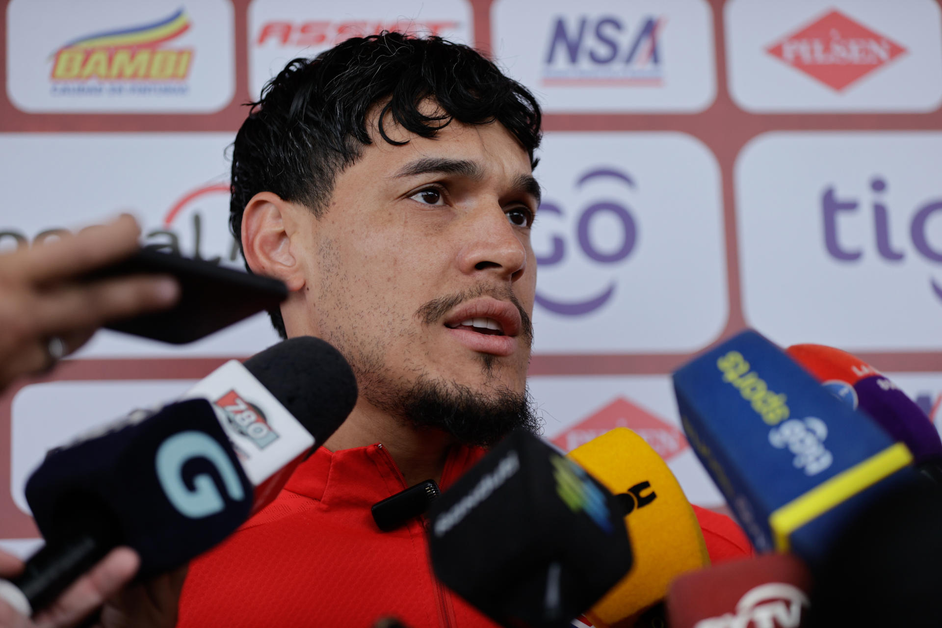 El jugador paraguayo Gustavo Gómez habla con los medios de comunicación. EFE/Juan Pablo Pino
