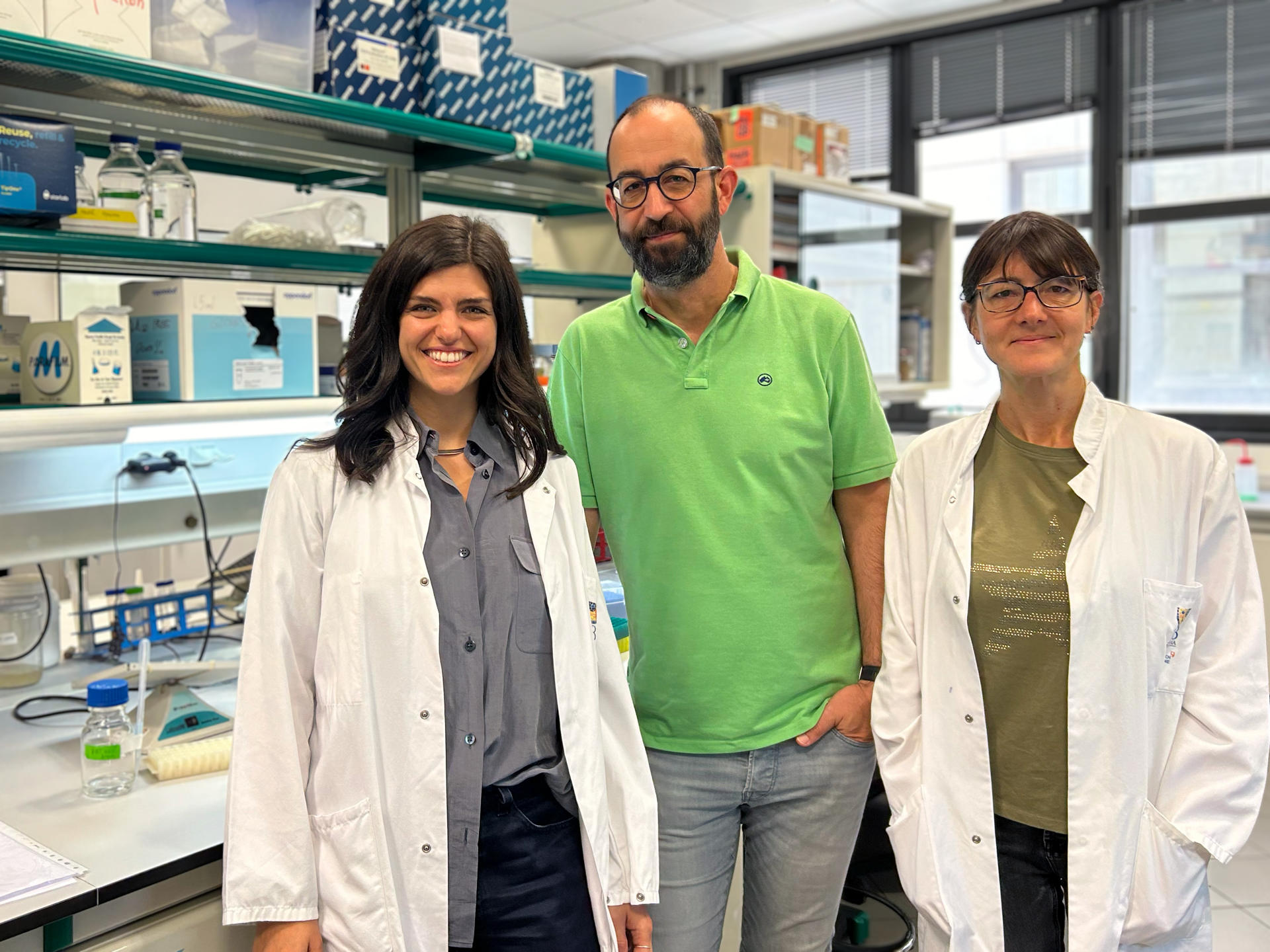 De izquierda a derecha Elena Fusari, Marco Milán y Mariana Muzzopappa. Crédito: IRB Barcelona.