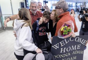 Zach Jasnoff (2-i) y Sue Goldstone (d) abrazan a familiares a su llegada al Aeropuerto Internacional de Tampa, en Tampa, Florida (EE.UU.). EFE/EPA/CRISTOBAL HERRERA-ULASHKEVICH