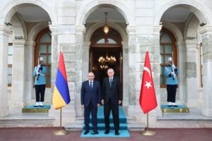 Ankara, 20 jun (EFE).- El presidente de Turquía, Recep Tayyip Erdogan (D), ha recibido este viernes al primer ministro de Armenia, Nikol Pashinián (I), en Estambul, en lo que es la primera visita bilateral oficial de un jefe de Gobierno armenio a Turquía en la conflictiva relación histórica de ambos países. EFE/EPA/MURAT CETINMUHURDAR HANDOUT HANDOUT EDITORIAL USE ONLY/NO SALES