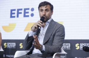 Javier Burgos, Director Comercial del Mutua Madrid Open, participa en la mesa "El impacto de los grandes eventos deportivos en Madrid", moderada por el director de Deportes de la Agencia EFE, Luis Villarejo, durante la jornada inaugural del "Sports Summit Madrid 2025" que se celebra en las instalaciones de IFEMA, en Madrid. EFE/David Fernández