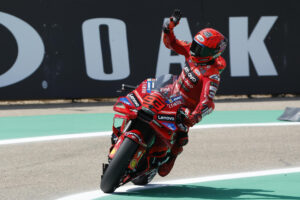 El piloto español de MotoGP Mark Márquez (d) del equipo Ducati Lenovo durante la sesión de clasificación para el Gran Premio de Aragón de Motociclismo en el circuito de Motorland Alcañiz en Teruel. EFE/Javier Cebollada