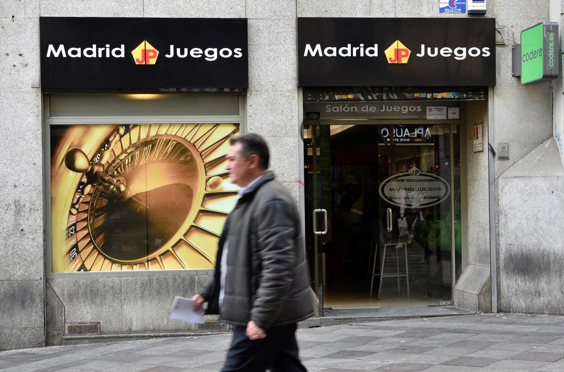 Imagen de archivo de la fachada de un local de casa de apuestas en Madrid. EFE/Carlos Pérez