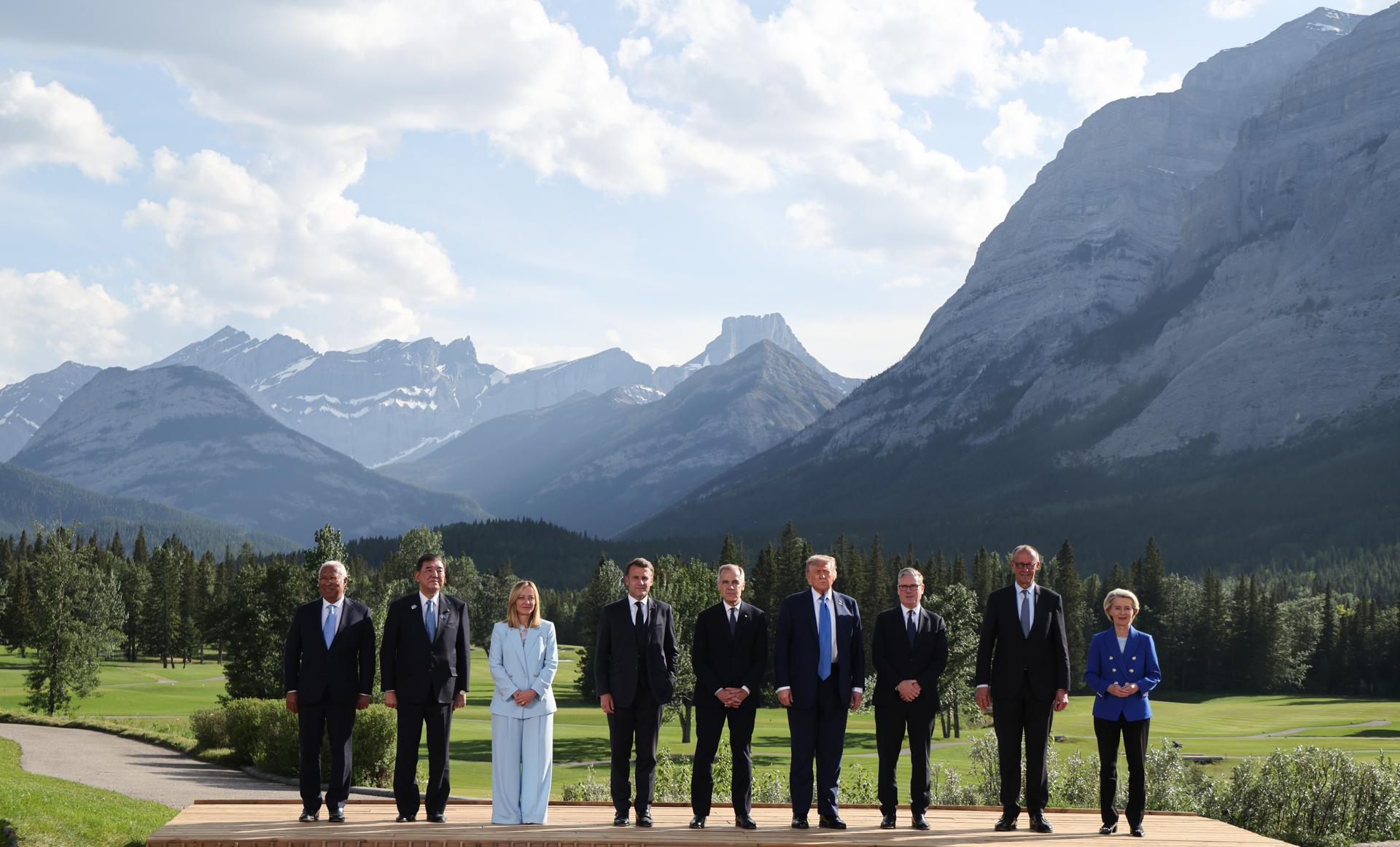 (De izquierda a derecha) el presidente del Consejo Europeo, Antonio Costa, el primer ministro de Japón, Shigeru Ishiba, la primera ministra italiana, Giorgia Meloni, el presidente francés, Emmanuel Macron, el primer ministro canadiense, Mark Carney, el presidente estadounidense, Donald Trump, el primer ministro británico, Keir Starmer, el canciller alemán, Friedrich Merz, y la presidenta de la Unión Europea, Ursula von der Leyen, posan para una foto familiar durante el Grupo de los Siete (G7). EFE/LUDOVIC MARIN / POOL