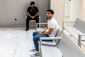 Juicio contra el ciudadano marroquí Mohamed R. en la Audiencia Nacional en Madrid este miércoles. El acusado, detenido el 11 de noviembre de 2022 en su domicilio de Blanca (Murcia), ha aceptado una pena de tres años de prisión por difundir mensajes yihadistas en redes sociales. EFE/ Fernando Villar / POOL