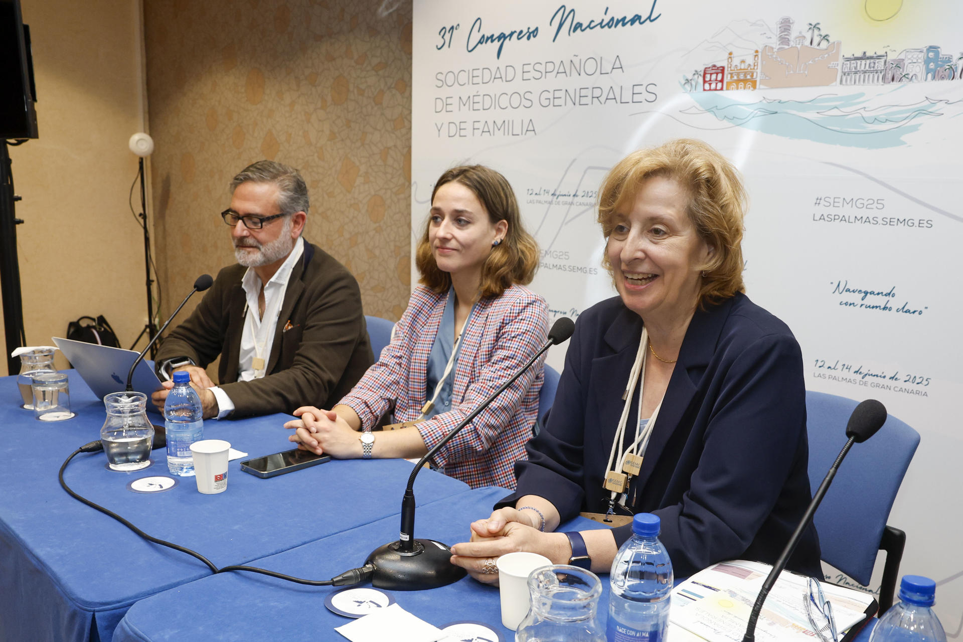 El XXXI Congreso Anual de la Sociedad Española de Médicos Generales y de Familia (SEMG) trató este sábado, entre otros temas, los secretos de un envejecimiento saludable, las urgencias oftalmológicas, el manejo de nuevas tecnologías en diabetes, y el uso del ecógrafo. En la imagen, la presidenta de la SEMG, Pilar Rodríguez (d), la doctora Cristina Santomé (i), miembro del Grupo de Residentes y Jóvenes Especialistas de la SEMG y el responsable del Área de Salud de la Mujer de la SEMG, Lorenzo Armenteros (i), durante la rueda de prensa que ofrecieron este sábado.EFE/ Elvira Urquijo A.