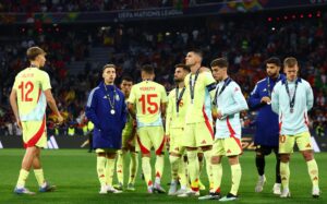 Los jugadores de España lamentan la derrota de España en la final de la Liga de Naciones en Múnich, Alemania. EFE/EPA/ANNA SZILAGYI