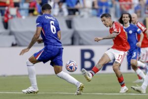 Ángel Di María (d), del Benfica, en acción durante el partido contra el Chelsea. EFE/EPA/BRIAN WESTERHOLT