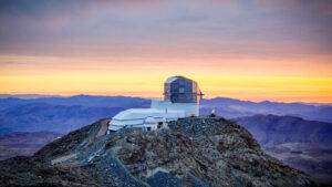 Vista del Observatorio Rubin al atardecer en mayo de 2024, en Cerro Pachón en Chile. Crédito: Olivier Bonin/Laboratorio Nacional de Aceleradores SLAC/ SOLO USO EDITORIAL