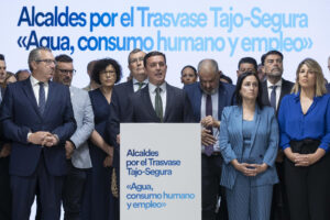 El presidente de la Diputación de Almería, Javier Aureliano García, (c), durante un momento de su intervención momentos antes de la firma del manifiesto en apoyo al trasvase Tajo-Segura que han firmado más de 80 municipios de Murcia, Almería y Alicante que se abastecen con agua del trasvase del Tajo al Segura, en un acto institucional en defensa de esa infraestructura, que consideran fundamental e irrenunciable ante la amenaza de ser recortada a partir de 2027, este juevees en el cuartel de artillería de Murcia. EFE/Marcial Guillén