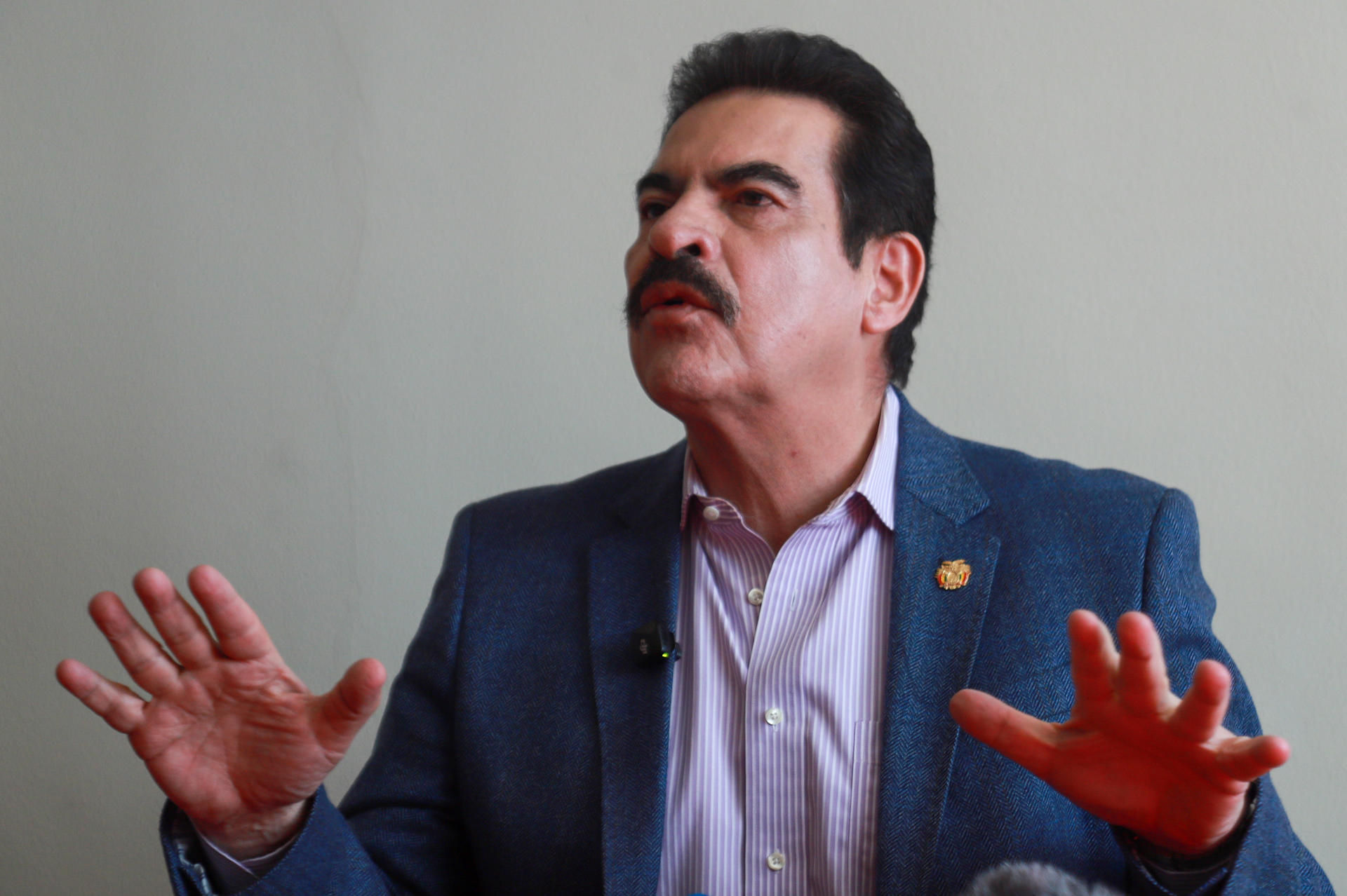 l candidato presidencial boliviano Manfred Reyes Villa habla durante una rueda de prensa este jueves, en La Paz, (Bolivia). Reyes Villa instó al Gobierno de Luis Arce a meter "preso" al exmandatario Evo Morales, para "terminar" con el bloqueo de caminos que sostienen sus seguidores, en los que ya murieron cuatro policías y un civil. EFE/ Gabriel Márquez
