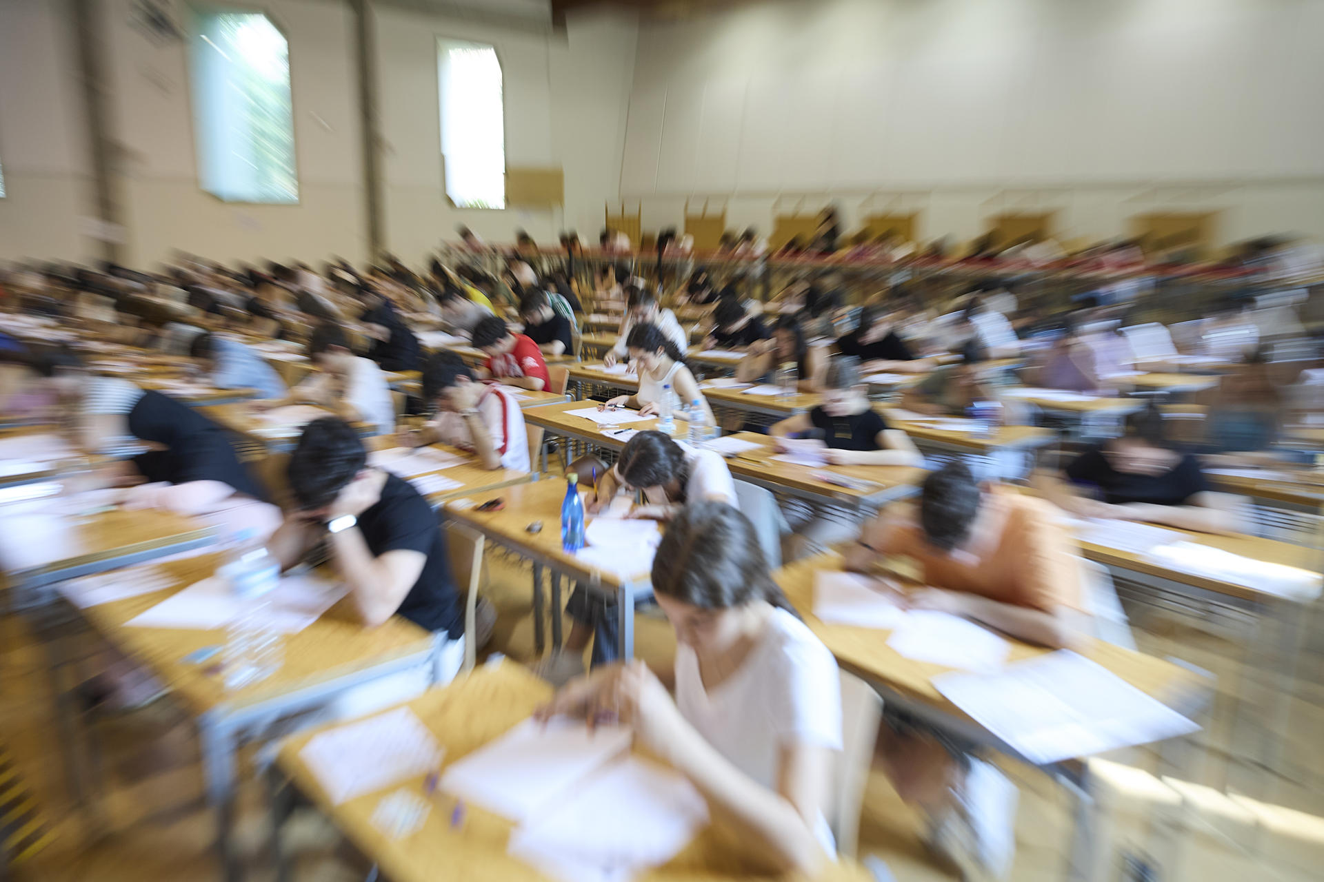 Imagen de archivo de varios estudiantes durante los exámenes de la Prueba de Acceso a la Universidad. EFE/ Manu Reino