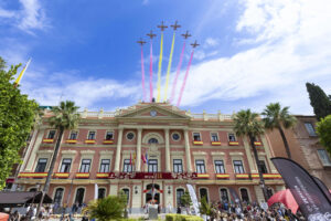 Los aviones C-101 de la Patrulla Águila, la patrulla acrobática del Ejército del Aire, han sobrevolado por última vez el cielo de la ciudad de Murcia, antes del que será su último vuelo de exhibición, este 14 y 15 de junio en San Javier.EFE/ Marcial Guillen
