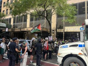 Agentes de la policía arrestan manifestantes durante una protesta contra la guerra en Gaza este lunes, ante la misión de Estados Unidos en la ONU, en Nueva York (Estados Unidos). EFE/Nora Quintanilla