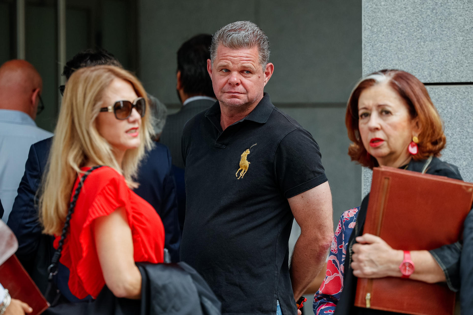 Joakim Peter Broberg (c), el hijastro de la alcaldesa de Marbella (Málaga), Ángeles Muñoz (PP) a su llegada este martes a la Audiencia Nacional donde continúa el juicio a 24 acusados, entre los que se encuentra Broberg, por integrar presuntamente una red de tráfico de drogas y blanqueo de capitales que estaría liderada por ciudadanos de nacionalidad sueca y asentada en España. EFE/ Daniel González