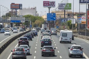 Imagen de archivo del tráfico en una operación salida de verano. EFE/ Raúl Caro