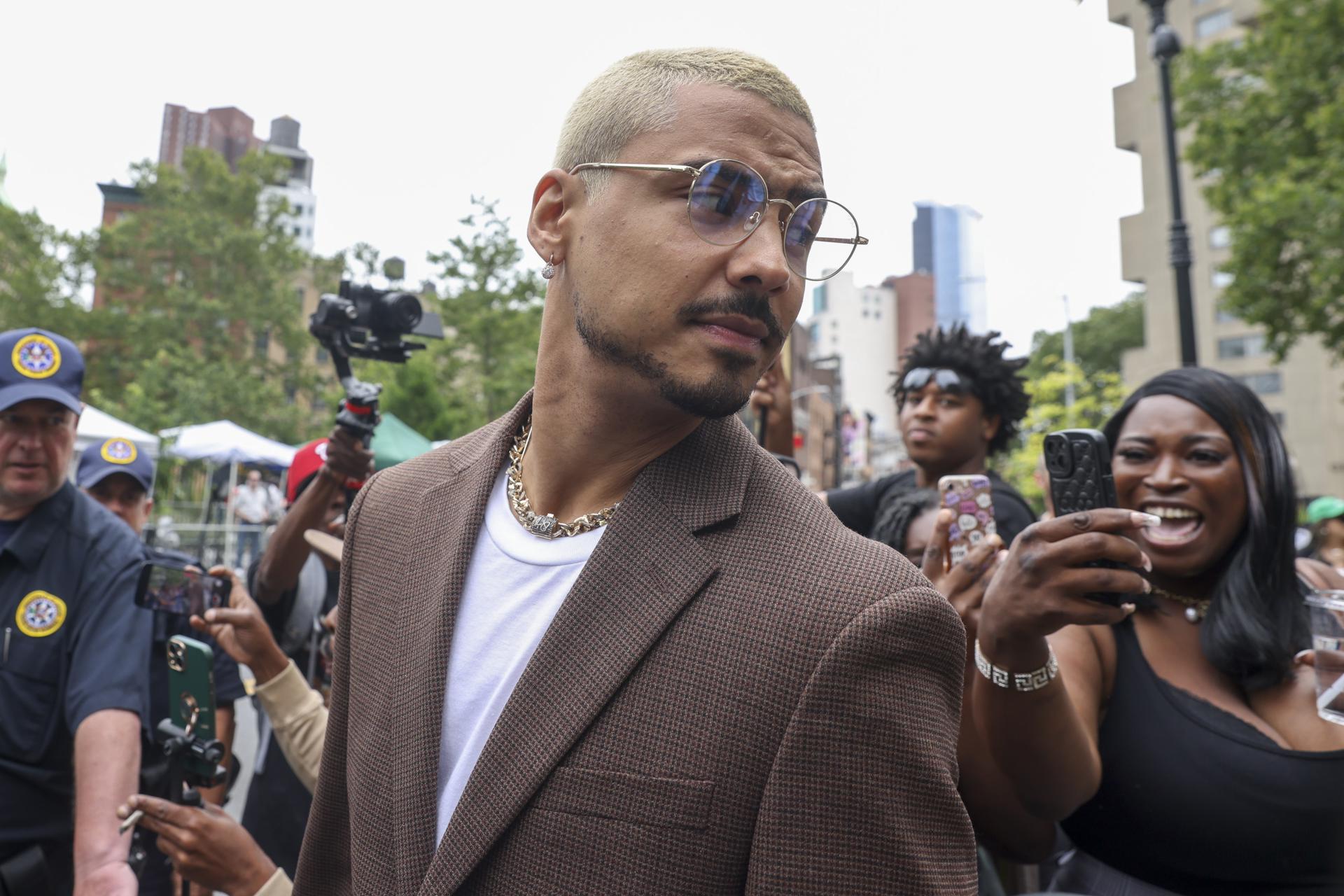 Quincy Brown sale de un tribunal federal en el que se juzga al rapero Sean Combs. EFE/Sarah Yenesel
