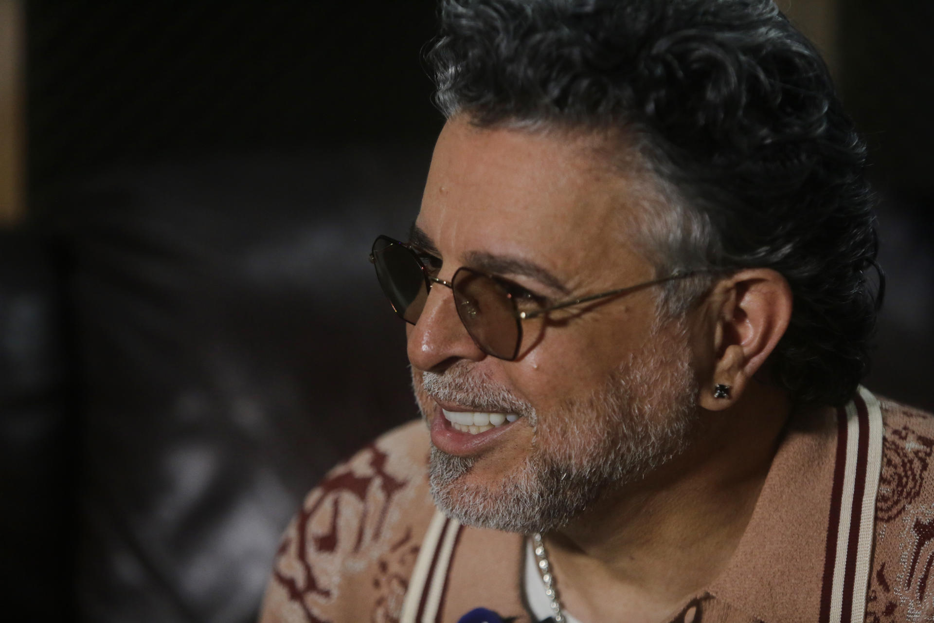 El nicaragüense Luis Enrique, reconocido como el 'Príncipe de la Salsa' habla durante una entrevista con EFE este jueves, en Ciudad de Panamá (Panamá). Enrique dijo que a pesar de los rumores sobre la supuesta decadencia de la salsa, ocurre todo lo contrario: "La salsa sigue más viva que nunca". EFE/ Carlos Lemos