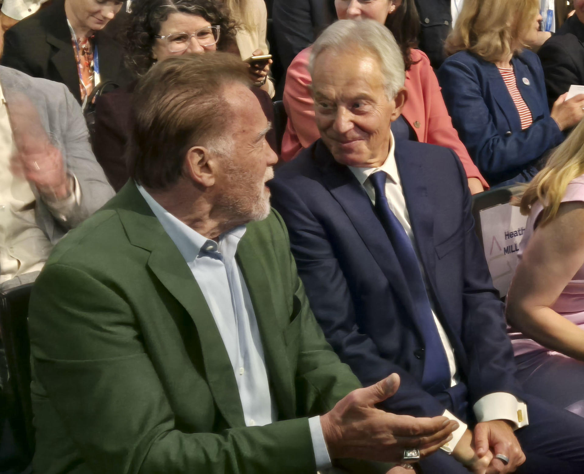 El exgobernador de California, Arnold Schwarzenegger (i), conversa con el exprimer ministro británico, Toni Blair, en la apertura de la edición de 2025 de la Austrian World Summit, en Viena. EFE/ Antonio Sánchez Solís