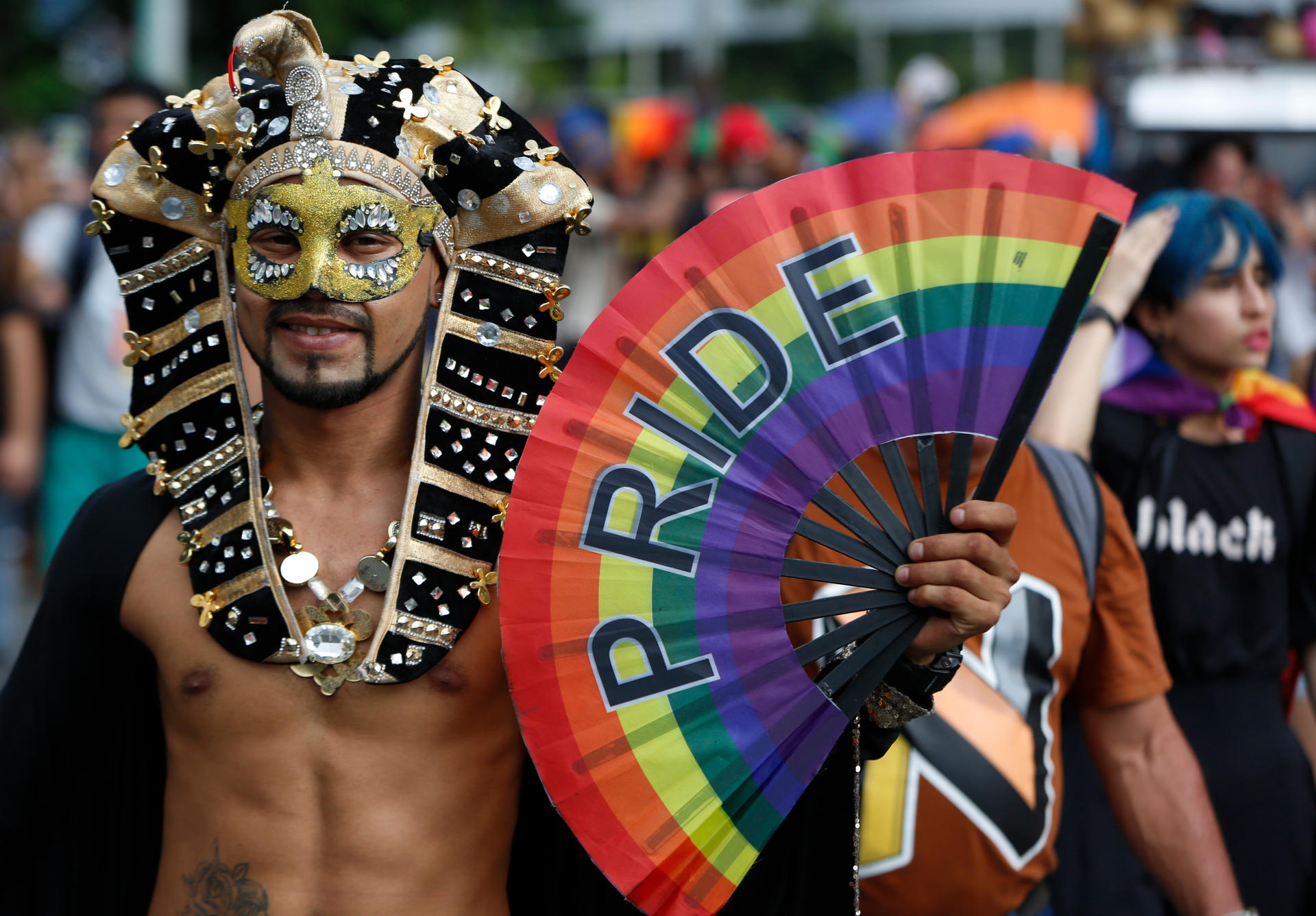 Fotografía de archivo del 2 de junio de 2024 de una persona posando durante una marcha por el Día Internacional del Orgullo LGTBI, en Cali (Colombia). EFE/ Ernesto Guzmán