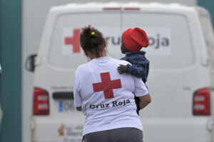 Imagen de un niño recién rescatado por Salvamento Marítimo en El Hierro. EFE/ Gelmert Finol